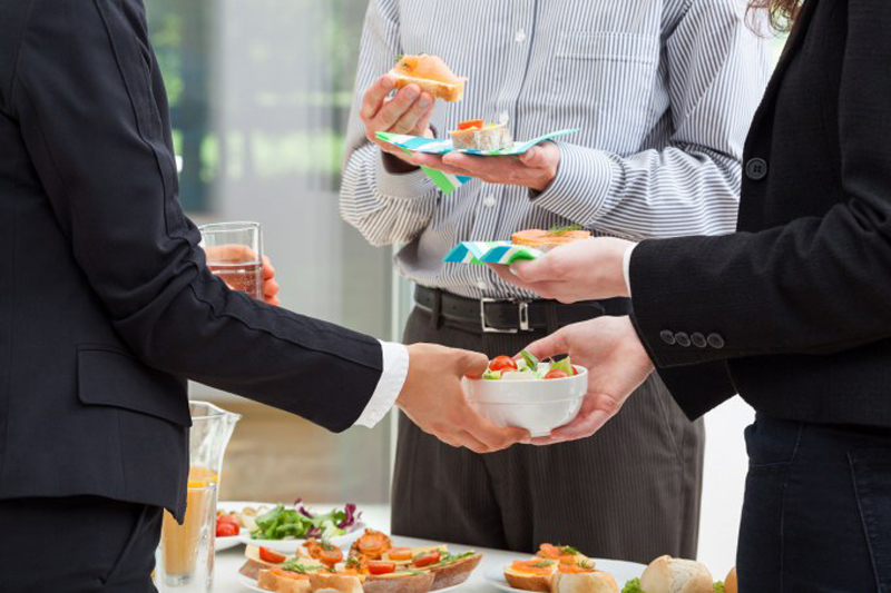 ¿Cómo cambiar los hábitos de alimentación con tanta comida de empresa?