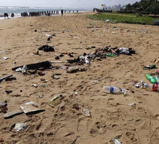 Cada playa de las islas del Mediterráneo recibe 300.000 residuos al día