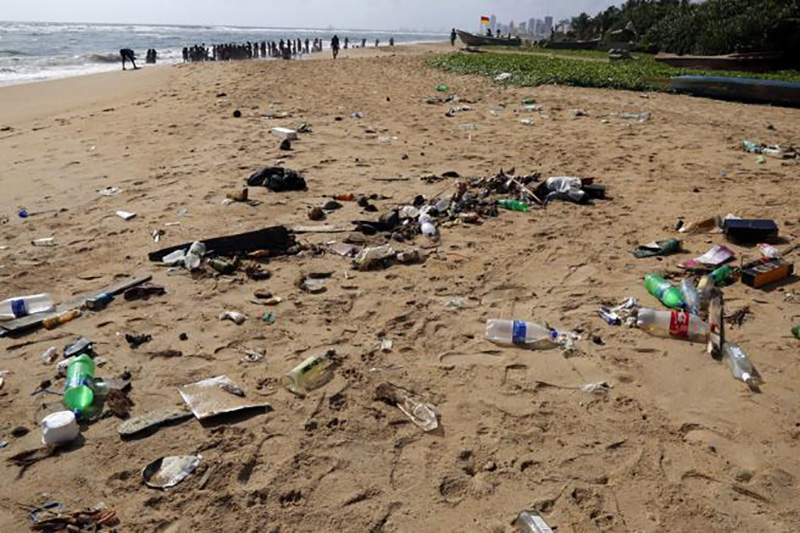 Cada playa de las islas del Mediterráneo recibe 300.000 residuos al día