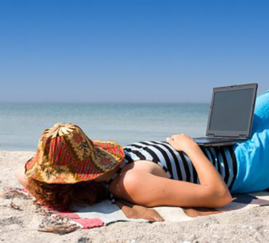 La mitad de los trabajadores españoles responden a emails y llamadas de trabajo durante sus vacaciones