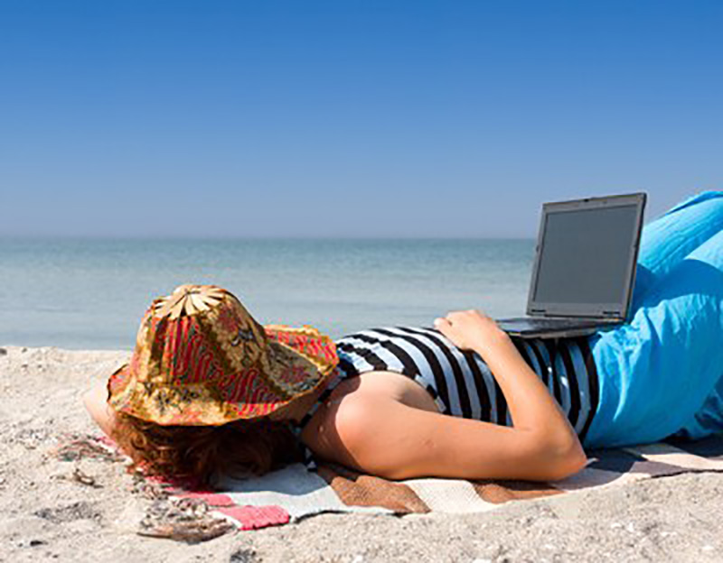 La mitad de los trabajadores españoles responden a emails y llamadas de trabajo durante sus vacaciones