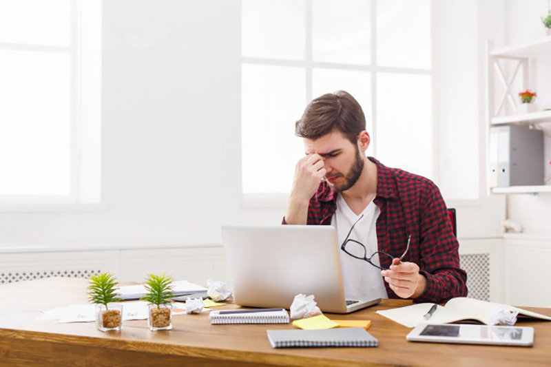 Estudio revela que el estrés laboral es tan dañino como el humo del cigarro