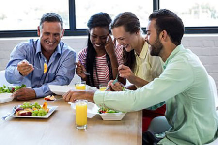 La mitad de los empleados españoles trabajaría una hora más a cambio de un almuerzo de calidad pagado por la empresa