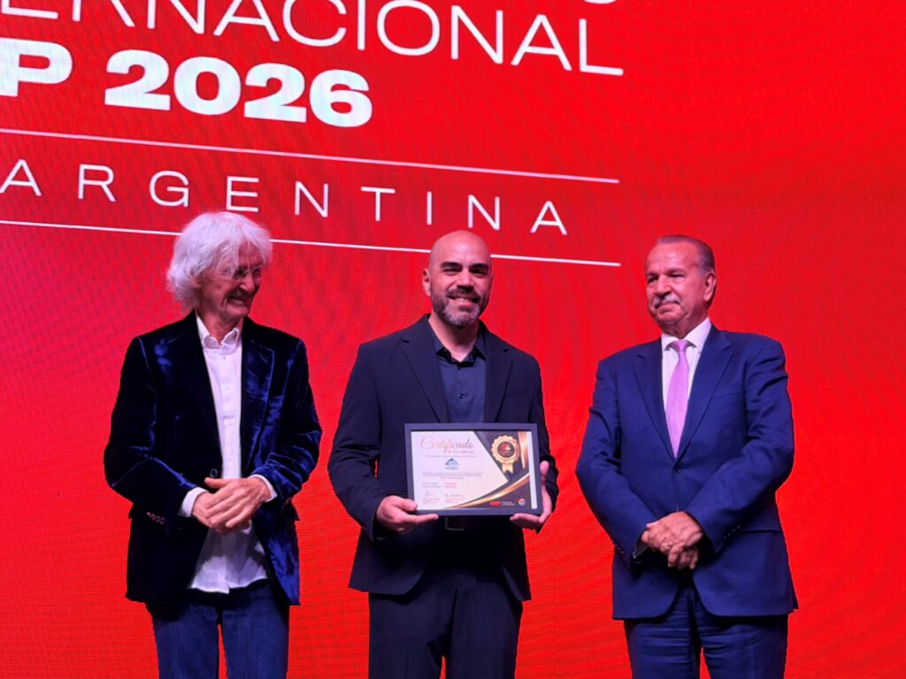Walter Oyola Neyra, Gerente de Salud de Antamina, recibe el Sello 5Z Excellence en la Noche Orpheus 2026