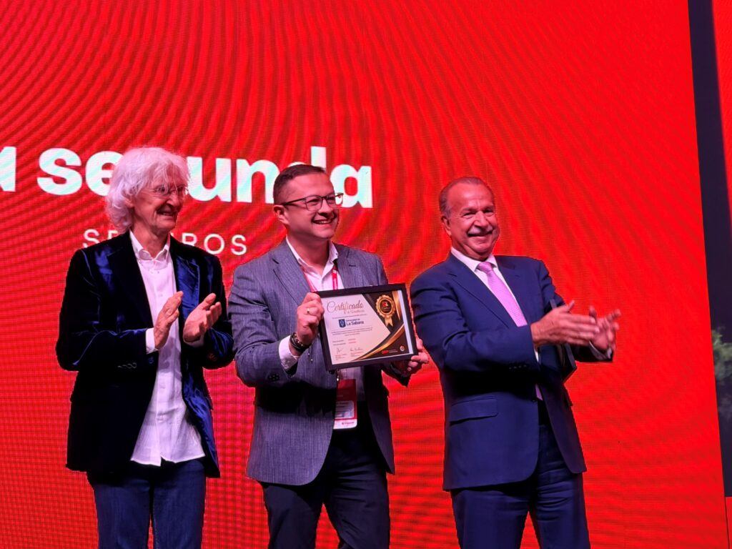 Edwin Robert, Director del Entorno Saludable y Sostenible de la Universidad de La Sabana, recibe el Sello 5Z Excellence en la Noche Orpheus 2026