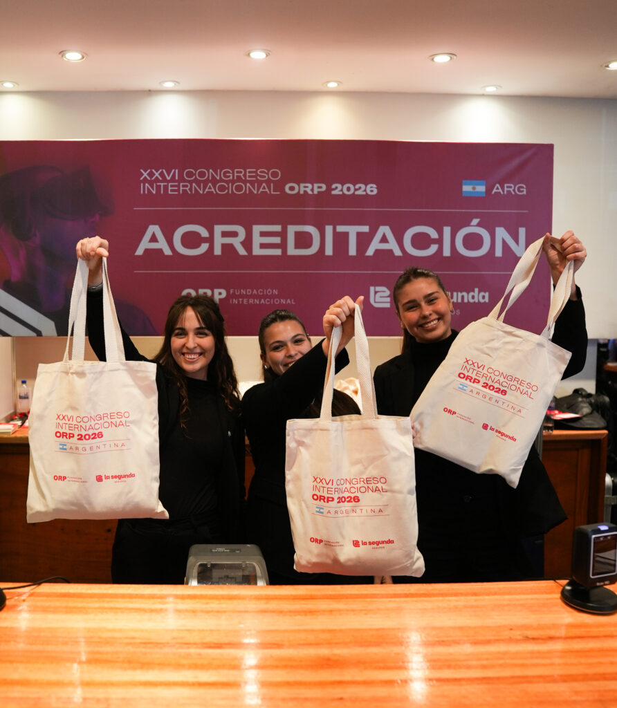 Equipo de acreditación con las bolsas del XXVI Congreso Internacional ORP 2026