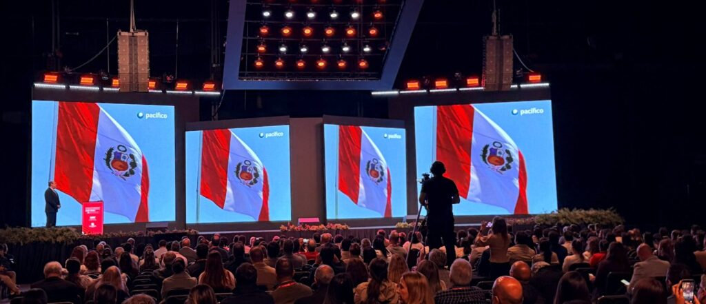 Pantallas del escenario con la bandera de Perú y la marca de Pacífico Seguros ante el público del XXVI Congreso Internacional ORP 2026