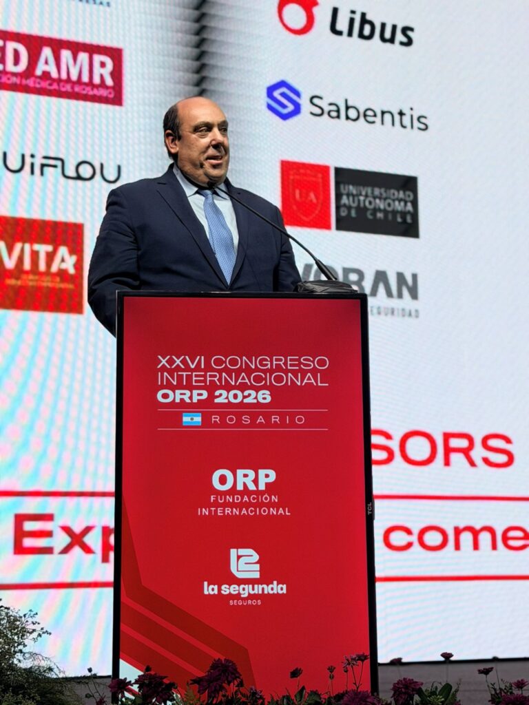 Miguel Ortiz de Zevallos Gonzáles Vigil, de Pacífico Seguros, en el atril de la clausura del XXVI Congreso Internacional ORP 2026, con los logos de las empresas patrocinadoras al fondo