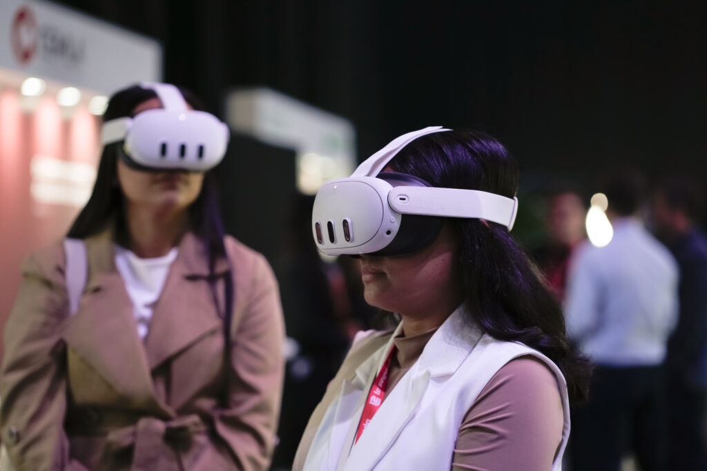 Asistentes prueban gafas de realidad virtual en el XXVI Congreso Internacional ORP 2026
