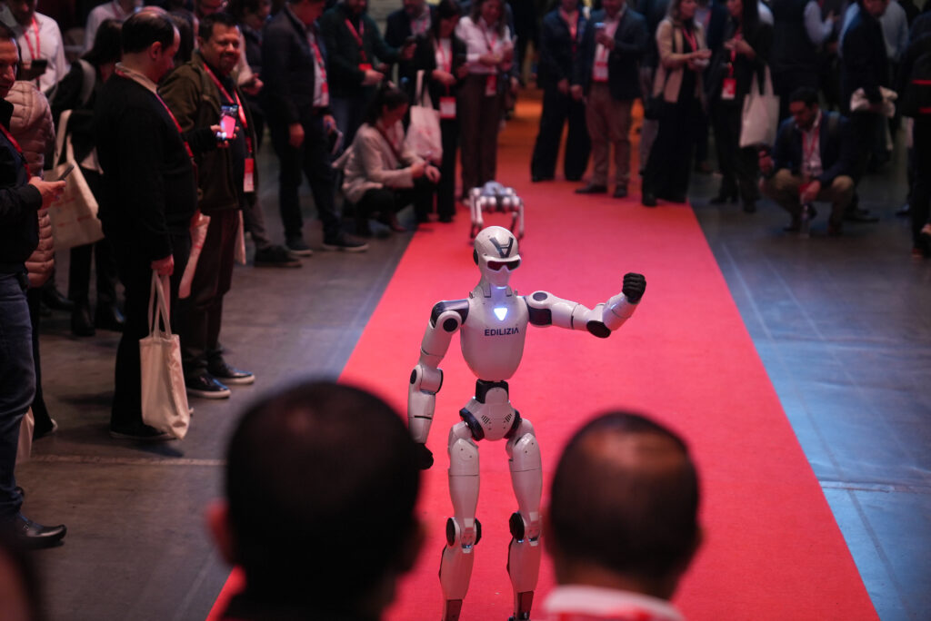 Robot humanoide y robot cuadrúpedo en la alfombra roja del XXVI Congreso Internacional ORP 2026