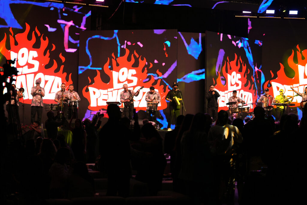 Banda en directo durante la Noche Orpheus, con el público frente al escenario