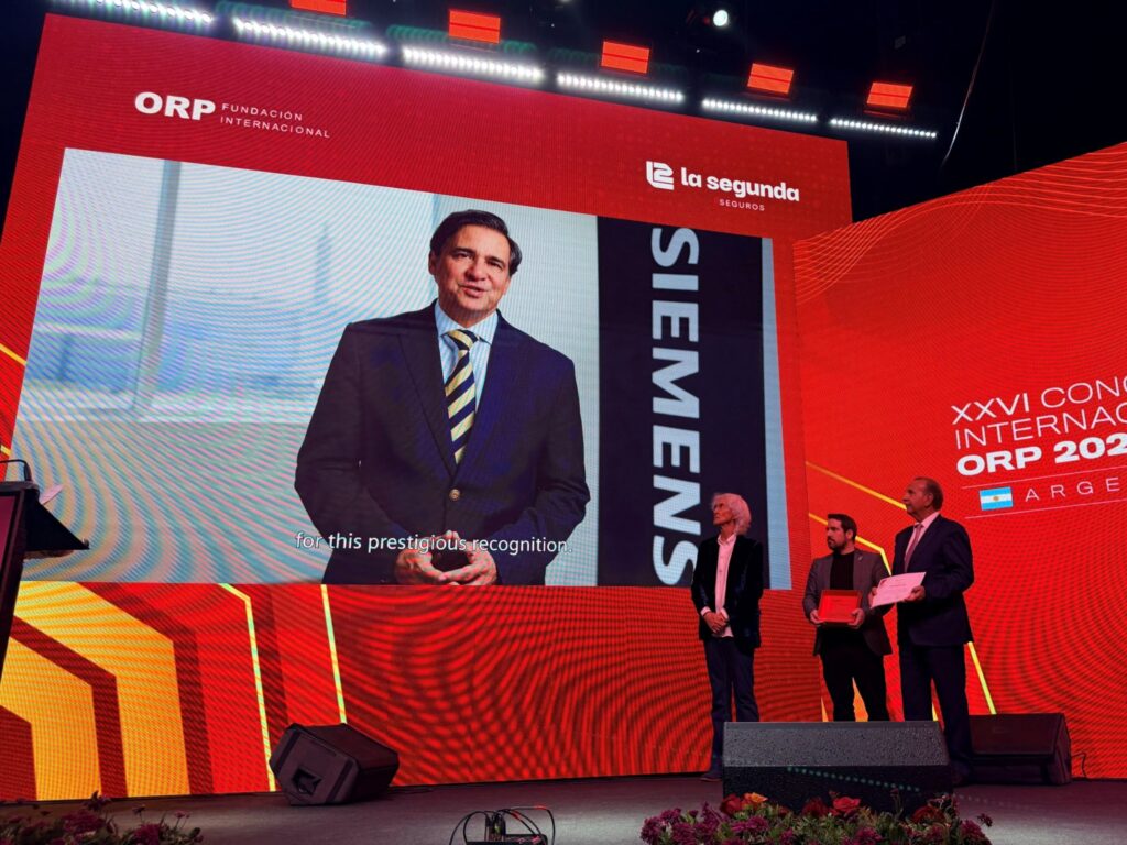 Faisal Kazi, Presidente y CEO de Siemens Canada, agradece el ORP Business Leader Award en un mensaje en vídeo durante la Noche Orpheus