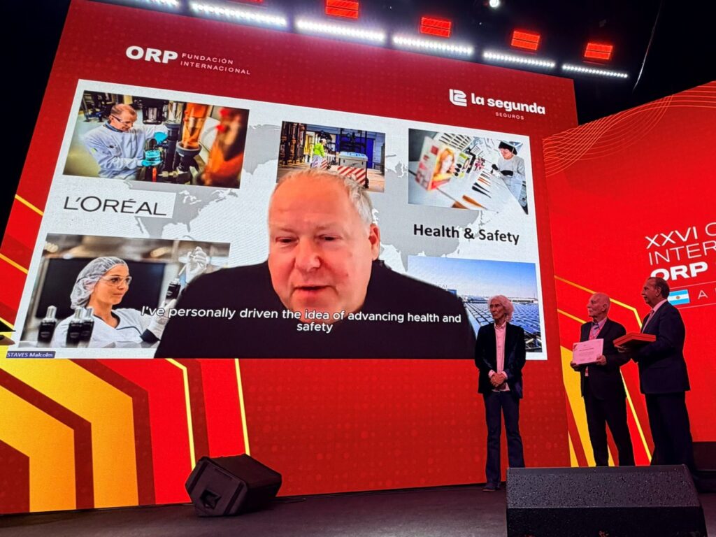 Entrega del Reconocimiento Internacional ORP 2026 a Malcolm Staves, de L'Oréal, que agradeció con un mensaje en vídeo, en la Noche Orpheus