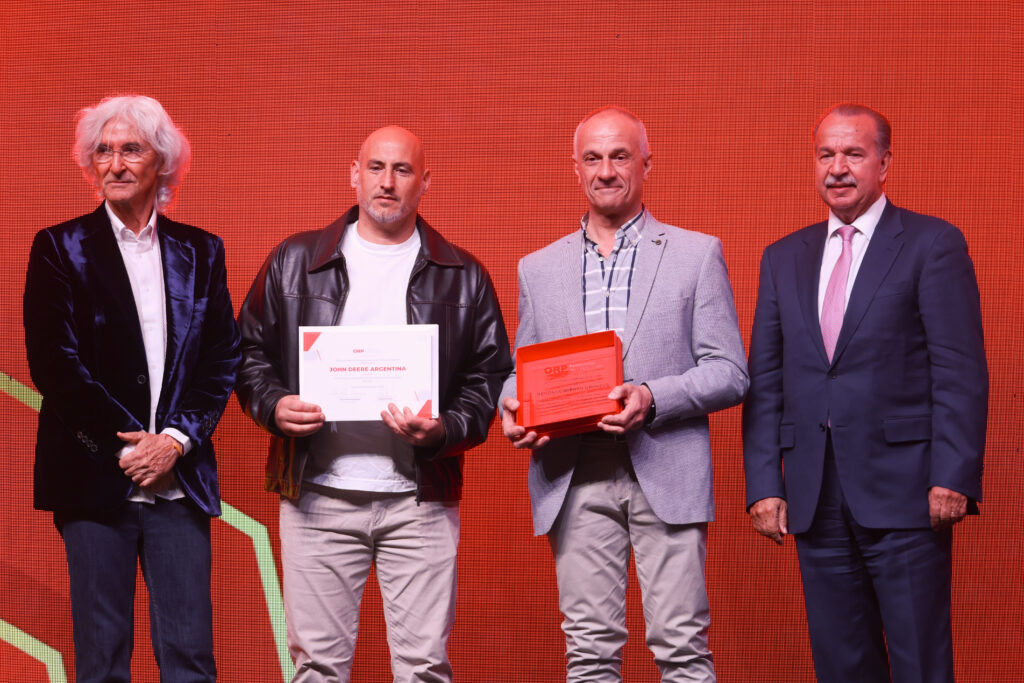 Representantes de John Deere Argentina reciben el Reconocimiento Empresarial ORP 2026 en la Noche Orpheus
