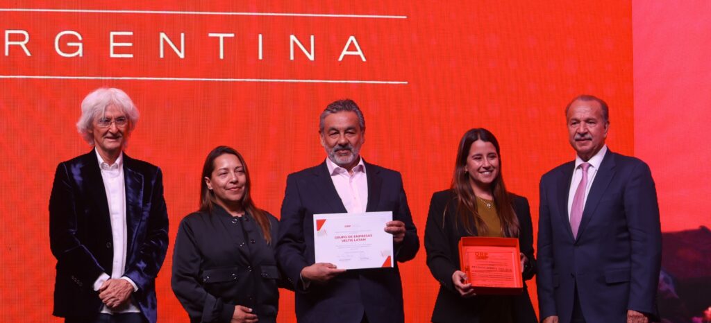 Representantes de Grupo de Empresas Veltis Latam reciben el Reconocimiento Empresarial ORP 2026 en la Noche Orpheus
