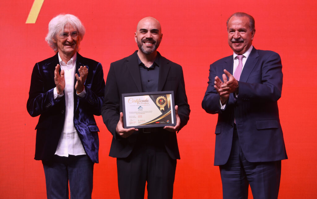Representantes de Compañía Minera Antamina reciben el certificado del Sello 5Z Excellence en la Noche Orpheus