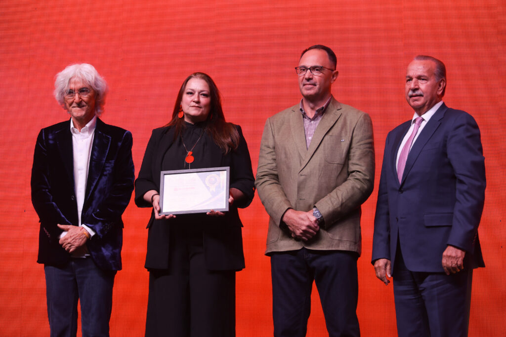 Representantes de La Segunda Seguros reciben el certificado del Sello 5Z Excellence en la Noche Orpheus