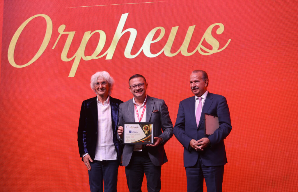 Representantes de Universidad de La Sabana reciben el certificado del Sello 5Z Excellence en la Noche Orpheus