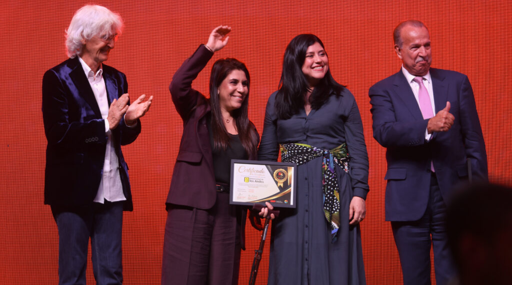 Representantes de Universidad de los Andes reciben el certificado del Sello 5Z Excellence en la Noche Orpheus